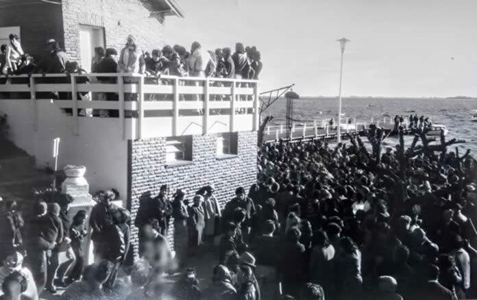 Francisco García y la multitud que esperaba los ovnis aquel 25 de agosto de 1973. (Rubén J. Perotta)