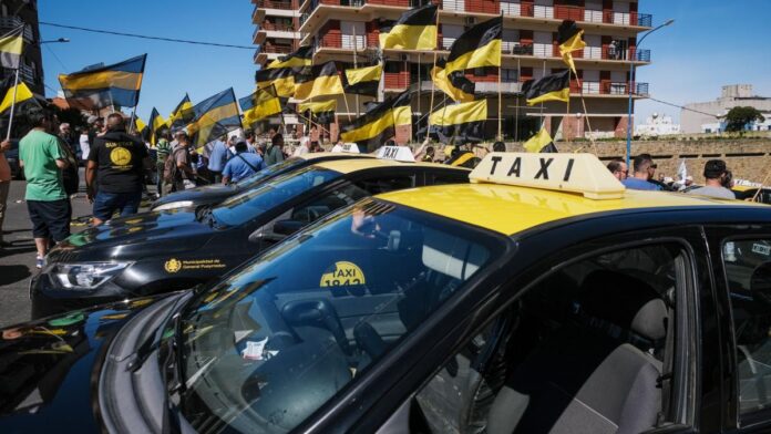 Las entidades que nuclean a taxistas y remiseros de Mar del Plata anunciaron hoy una nueva medida de fuerza para este viernes