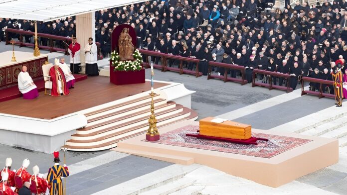 El papa Francisco frente al triple ataúd con los restos de su predecesor Benedicto XVI. (Vatican News)