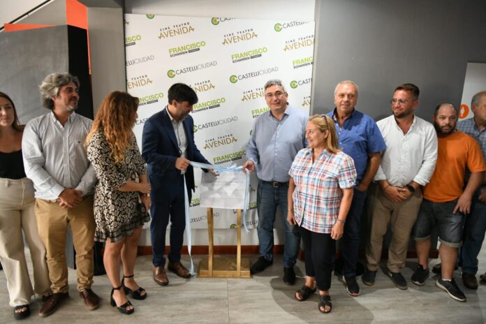 El ministro Javier Rodríguez descubre la piedra fundamental del Mercado Concentrador de Castelli. (Prensa MDA)
