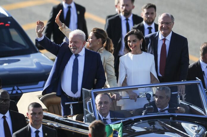 Lula da Silva saluda, acompañado por su esposa, el vicepresidente y la mujer de éste. (Télam)