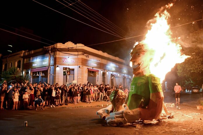 Arde el “Dibu” Martínez en la esquina de 10 y 40, donde nació la tradición muñequera. (Telam)