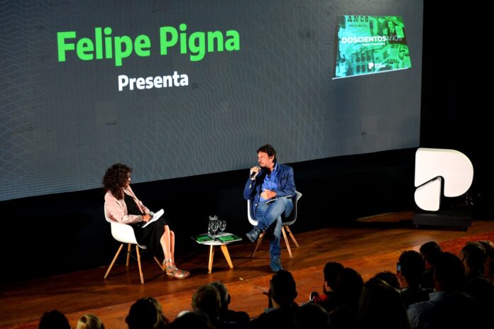 Felipe Pigna dialoga con Julia Mengolini en la presentación de “Doscientos años”. (Prensa Bapro)
