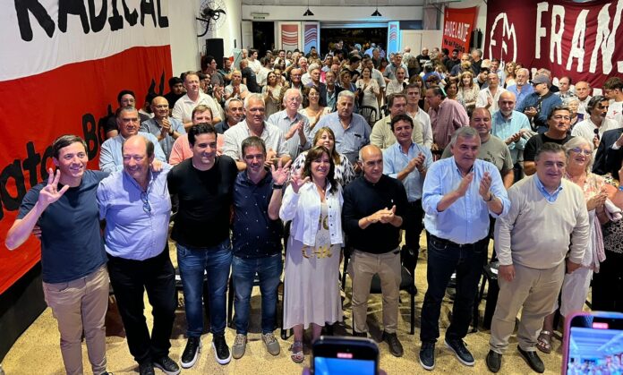 Abad junto a dirigentes y militantes en otro acto en Mar del Plata, el 10 de enero pasado. (Prensa UCR bonaerense)