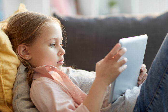 Recomiendan pautar el tiempo de pantallas para evitar usos excesivos en las infancias