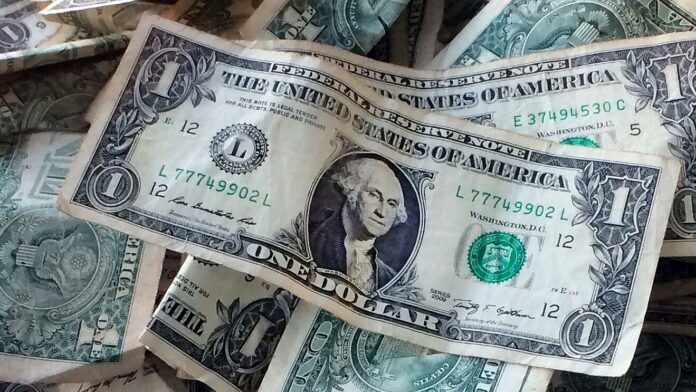 Récord: el dólar “blue” llegó por primera vez a los $400