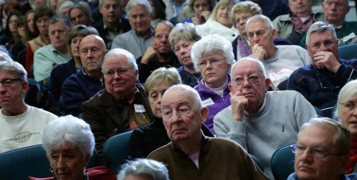 La población del país se halla en un proceso de envejecimiento progresivo.