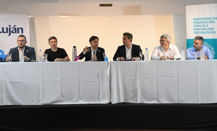 El gobernador Axel Kicillof y el ministro Javier Rodríguez en la presentación del plan para los clústers en Luján. (Prensa MDA)