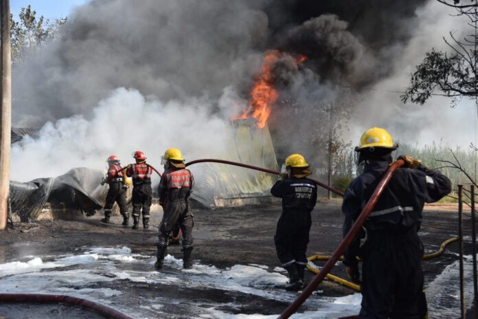 Los bomberos combaten las llamas en la estación de servicio Puma en Pehuajó. (Gentileza Noticias)