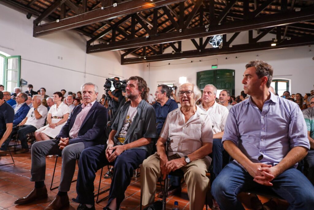 Alberto Fernández con algunos de los que lo acompañaron al acto en Luján. (Presidencia)