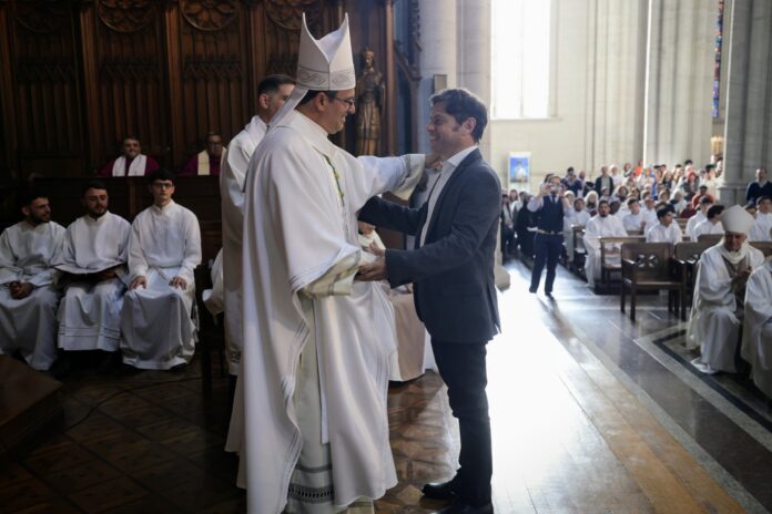 El arzobispo platense Gabriel Mestre junto al gobernador Axel Kicillof. (Twitter @Kicillofok)