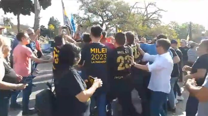 La pelea en la plaza de Ituzaingó entre militantes de Milei y de Descalzo. (Twitter @JonatanViale)